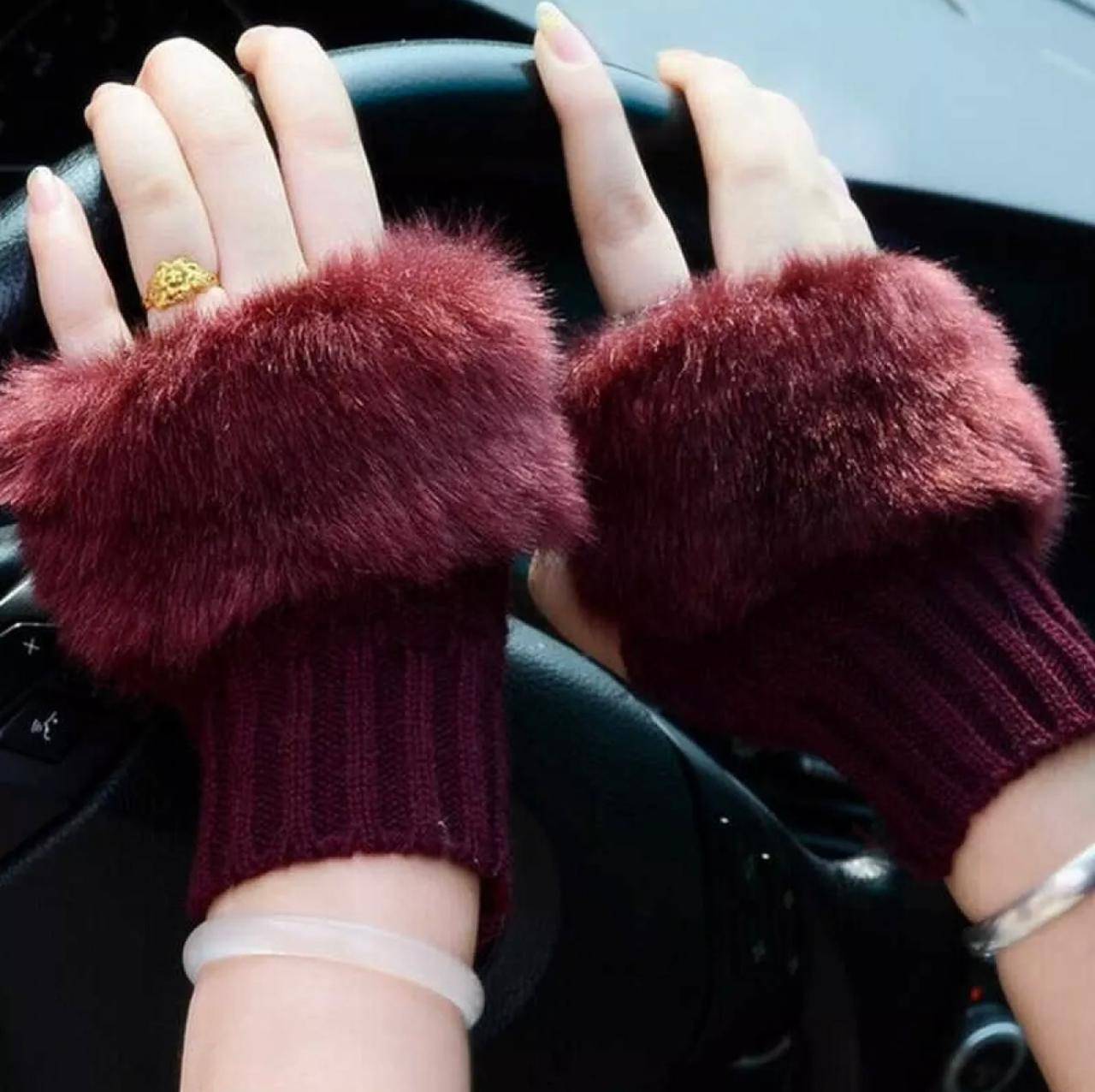 FUR GLOVES